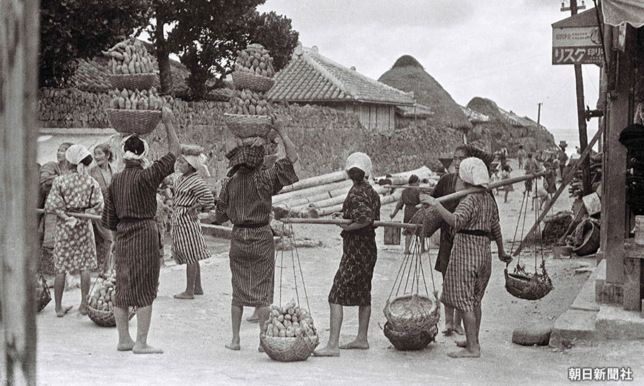 3.市場に集まる女性たち。頭には竹籠を二段重ねにしている