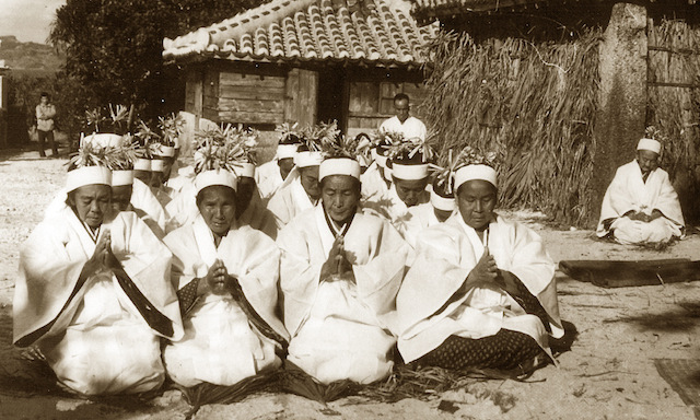沖縄県久高島にて12年に一度行われる儀式
