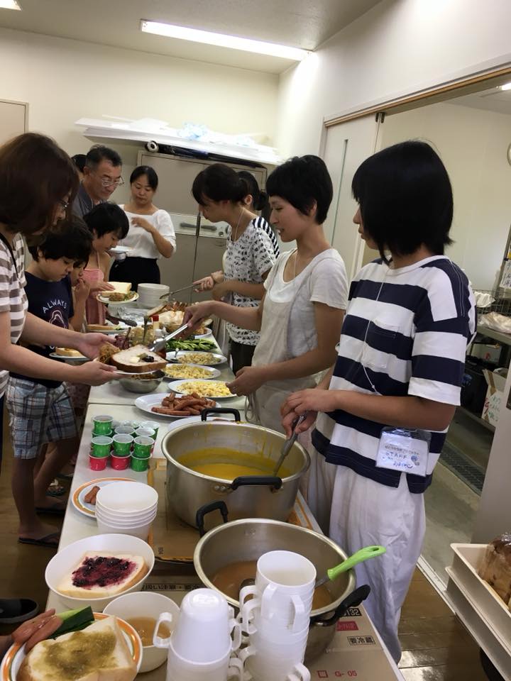 朝食は福島のお母さん、学生ボランティアのみんなも一緒に作ります。 